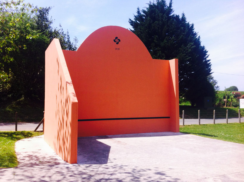Notre fronton fraîchement repeint pour vous.