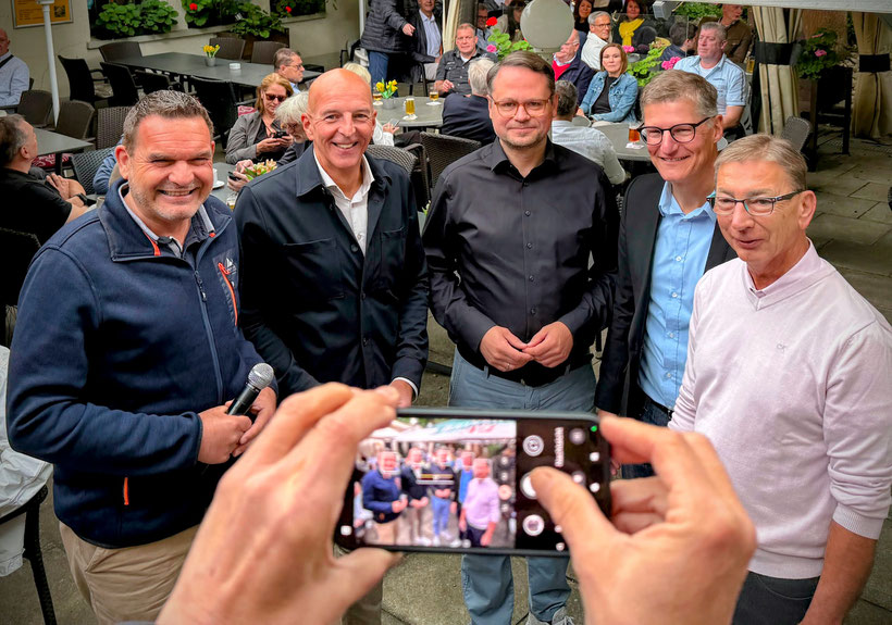(v.l.n.r.) Moderator Mario Engbers (Speicher10), OB Kandidat Georg Lunemann (CDU), OB Kandidat Stephan Brinktrine (SPD), OB Kandidat Tilman Fuchs (Grüne Münster), Gastgeber Thomas Leugner (Gaststätte Friedenskrug)
