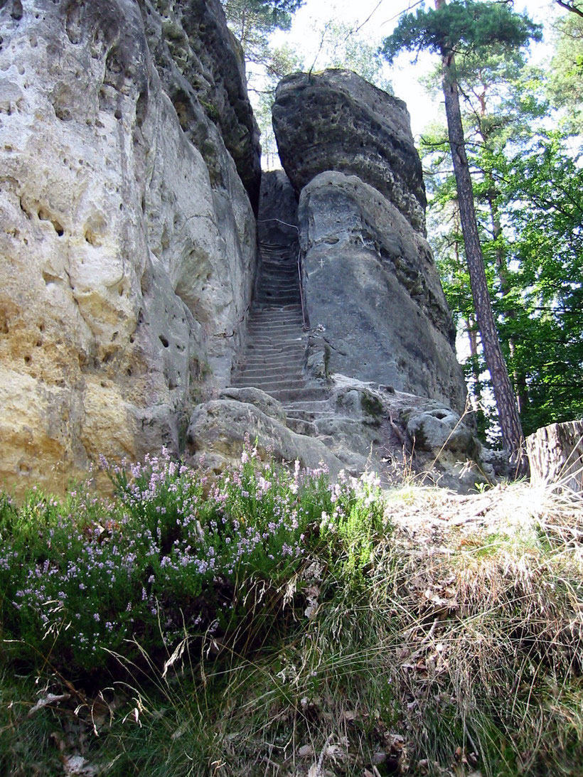 "Hätte, hätte, Fahrradkette ..."   Auf diesen Stufen wäre ich zur Burg Stohánek hinaufgestiefelt. (Foto: Björn Ehrlich, Wikipedia CC) 