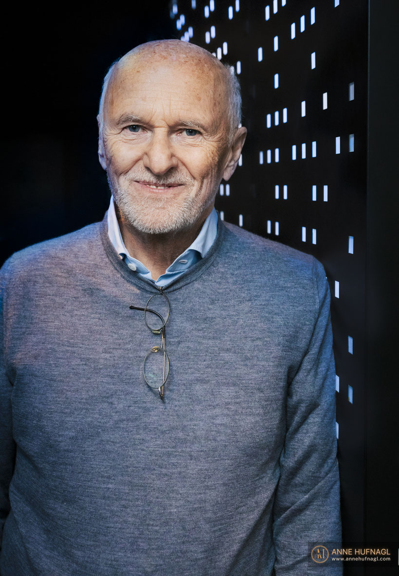 Exklusives Porträtfoto von Dirk Rossmann fotografiert von Anne Hufnagl lizenzieren