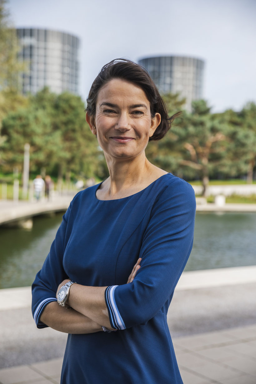 Porträtfoto von Edith Gerhardt, Mitglied der Geschäftsführung Autostadt Wolfsburg | Foto: Anne Hufnagl