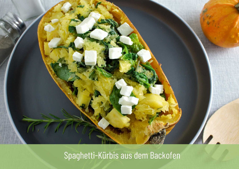oval förmiger gelber Kürbis mit grünen Streifen und Punkten