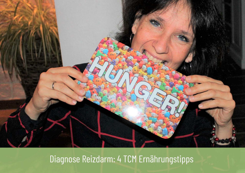 Foto einer blauen Wärmflasche, die sich eine Frau auf den Bauch legt. Schriftzug: Diagnose Reizdarm: So versteht du deinen Bauch.