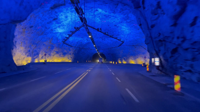 Eine der drei Hallen im längsten Strassentunnel der Welt