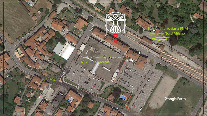 Ingresso da via Contrada Tagliabò, 8 marcato in rosso con logo bianco.