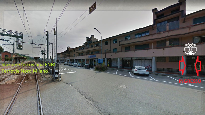 Ingresso da via Contrada Tagliabò, 8 marcato con 2 frecce rosse e logo bianco.