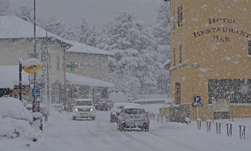 Fortes chutes de neige en montagne sur le jura et les Alpes