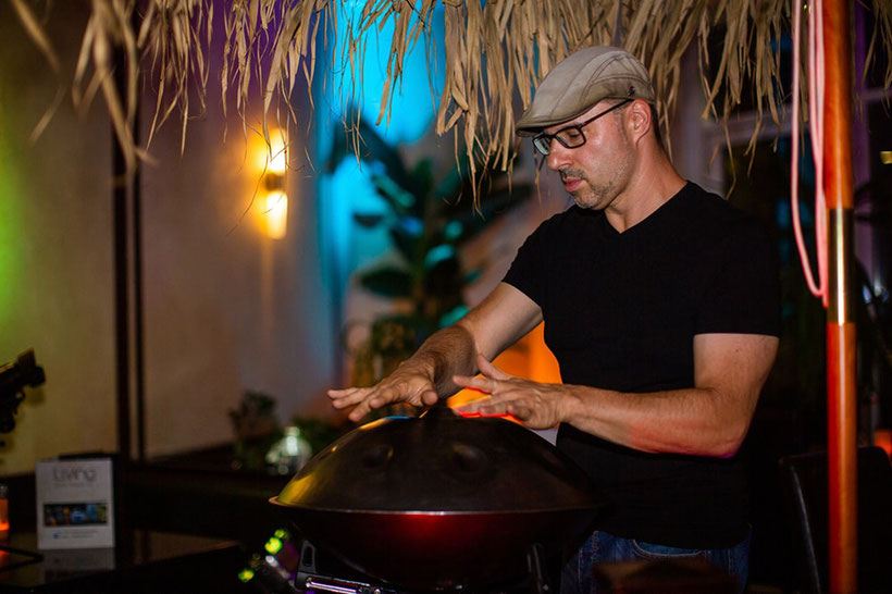 Hochzeitssänger Steven Morrys mit Handpan schafft Atmosphäre auf Ihrer Hochzeitsfeier