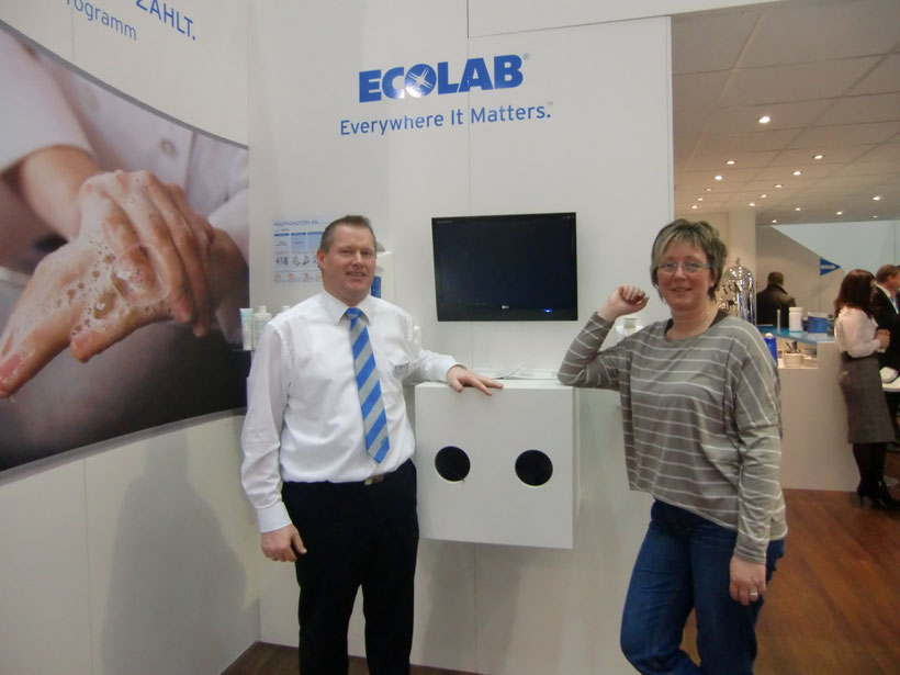 Landesvorsitzende Astrid Schönherr am Messestand von Ecolab