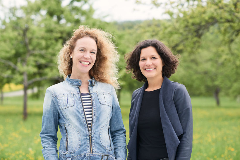 Im Bild stehen Peggy Wandel und Corinna Spitzbarth auf einer Streuobstwiese in Mössingen