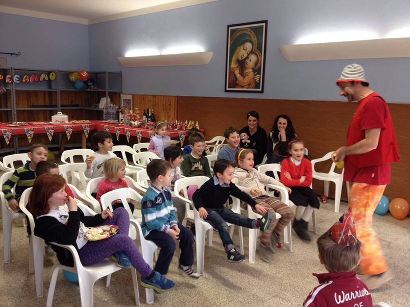 Fabiccio il Pagliaccio spettacoli da ridere magie comiche burattini bolle di sapone trucca bimbi balli clown artisti di strada mangia fuoco giocolieri trampolieri gonfiabili animazione per feste bambini adulti palloncini mago giullari giocoleria marionett