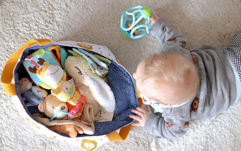 Spielzeugutensilo nähen für Babys und Kleinkinder – DIY Stoffkörbchen für Spielsachen. Perfekt für Ordnung im Wohnzimmer mit Kind oder für das Kinderzimmer. Nähanleitung mit kostenlosem Schnittmuster von DIY Eule. 