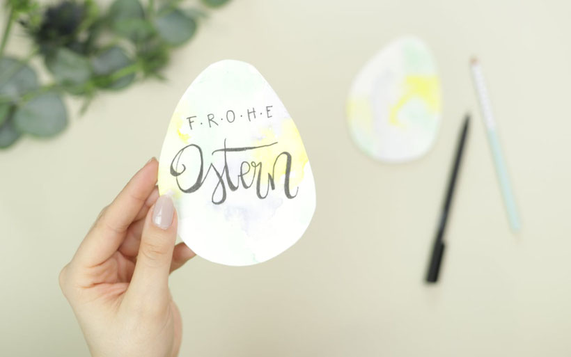 [Werbung] 2 DIYs für Ostern: Vasenüberzug und Strauß-Topper aus SnapPap mit Aquarell und Handlettering selber gestalten.  Ausführliche Oster Bastelanleitung mit Blumen für Blumenstrauß von DIY Eule.