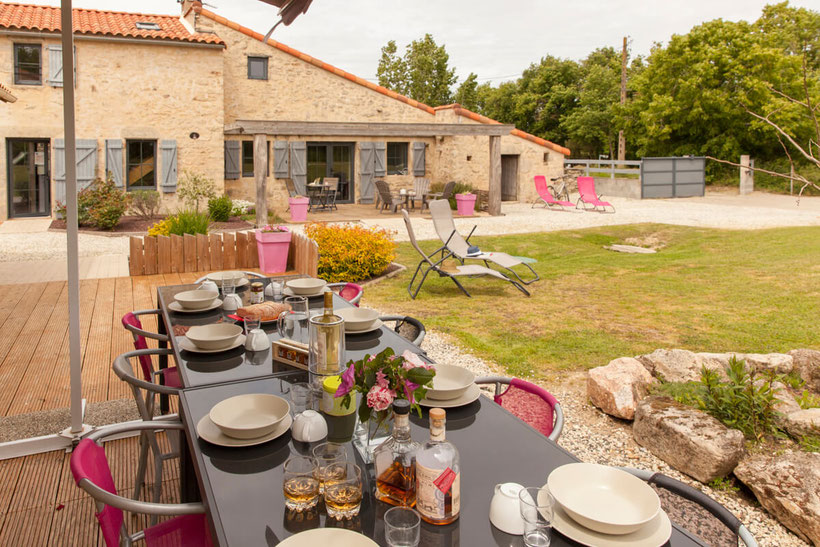 Jardin clos avec deux terrasses exposées au Sud et à l'Est. @lecorbeau-photo.com