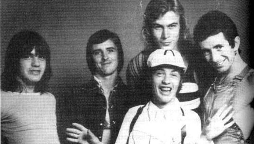 Paul Matters hinter Angus Young