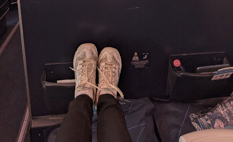 Beinfreiheit in der ersten Reihe der Premium (Economy)