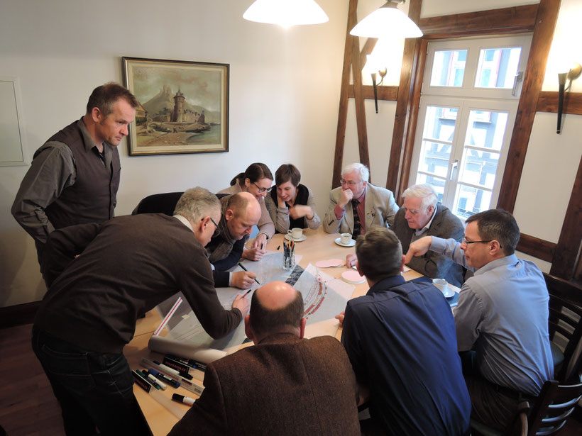 Landschaftsarchitekten, Fachbehörden, Verwaltung und Kommunalpolitik entwickeln gemeinsam neue Ideen für die Entwicklung des Hafengeländes in St. Goarshausen