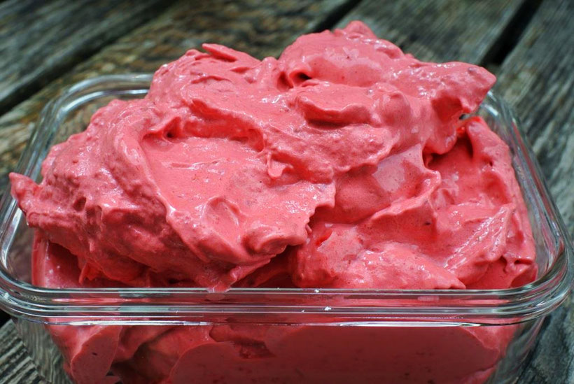 Fluffiges Himbeer-Softeis aus Früchten - mit Kichererbsenwasser für Thermomix