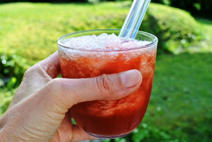 Kirsch-Slush mit Orangensaft und Tonkabohne