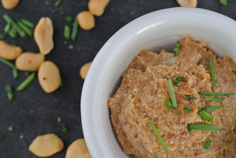 Vegetarischer Brotaufstrich mit Erdnüssen