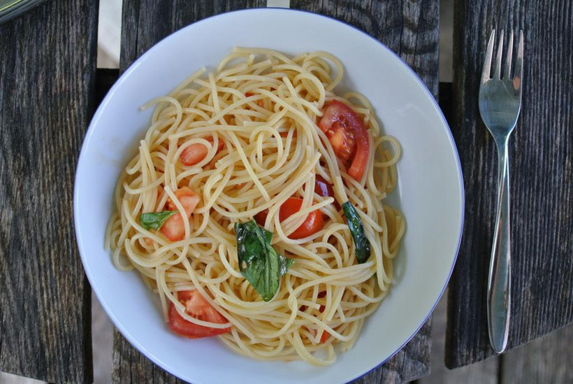 Sommerrezept: Lauwarme Nudeln mit rohen Tomaten