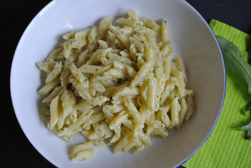 Löwenzahnpesto mit Nudeln - Essen von der Wiese (auch für Thermomix)