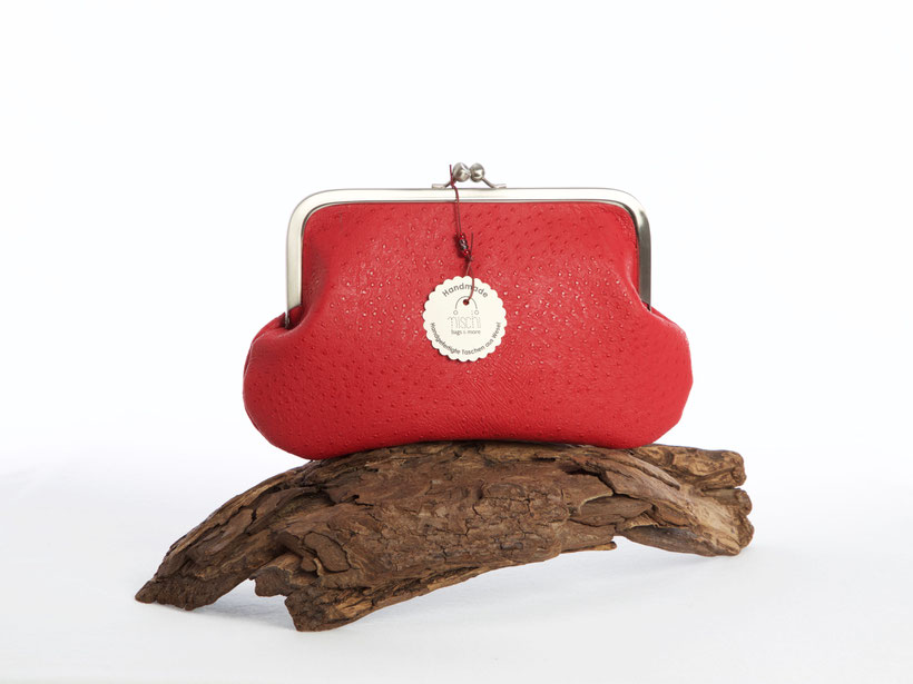 Clutch in Kirsche in Babystraussoptik mit nickel-mattiertem Bügelverschluss.