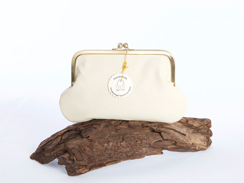 Clutch in Vanille in Rindlederoptik mit vergoldetem Bügelverschluss.