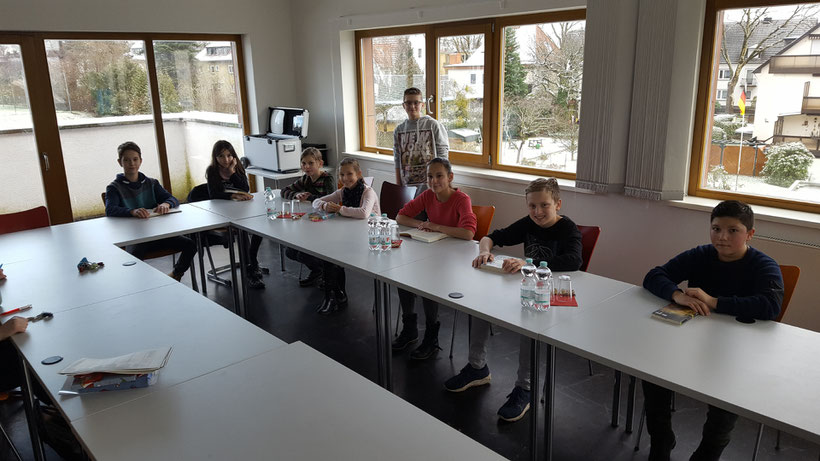 Die Klassensieger v.l.n.r.: Tobias (6c), Lina (6c), Antonia (6b), Vanessa (6d), Sanja (6a), Moritz (6a), Ibraim (6b). Es fehlt: Mario (6d). Im Hintergrund: Vorjahressieger: Elias (7c)