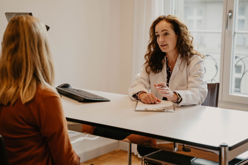 Dr. Susanne Constantinescu im Beratungsgespräch mit einer Patientin 