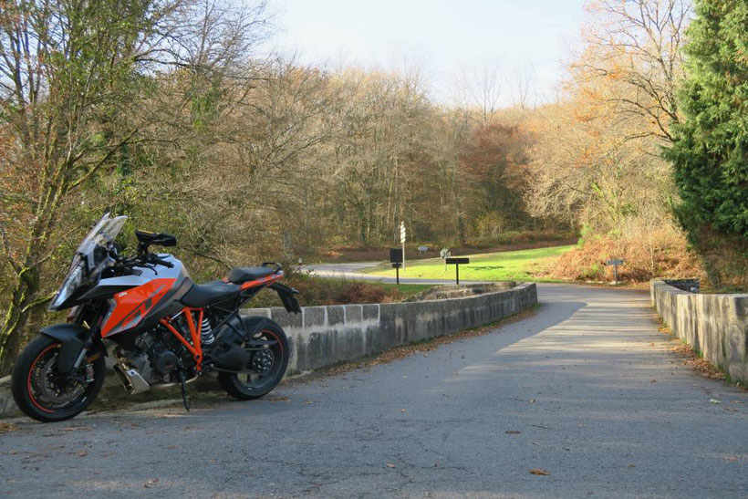 KTM 1290 Super Duke GT en balade sur la Creusica B3M