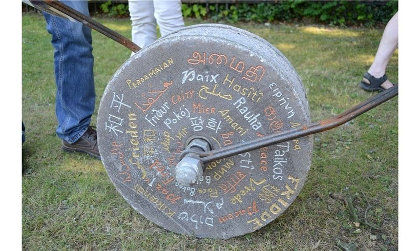 Am 1. Juli rollte der Friedens-Mühlstein auf Schloss Bückeburg ein und wartet seitdem auf „Weiterroller“. Foto: rc