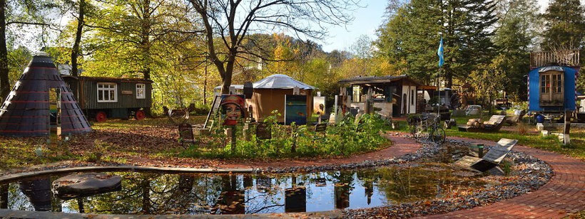 Der Kürtener Trailer-Park mit Tipi, Bauwagen und der Jurte. Im August hatte Michael Flossbach die ungewöhnliche Anlage eröffnet. Foto: Christopher Arlinghaus