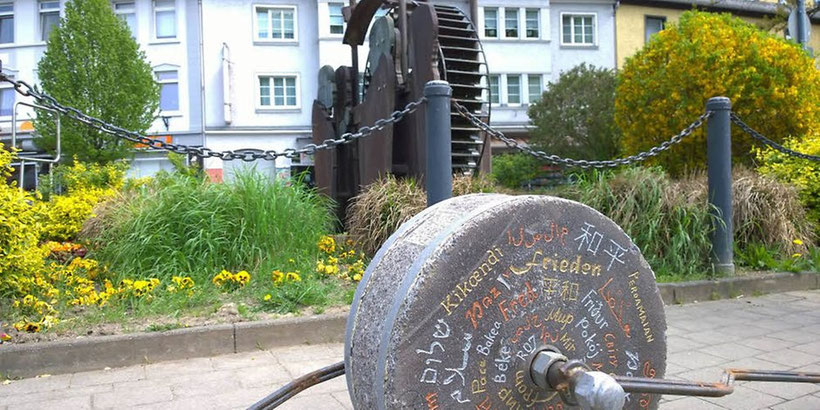 Auch durch Iserlohn rollte der „Stoning Roll“ mit dem in vielen Sprachen aufgemalten Begriff „Frieden“. Foto: Flossbach