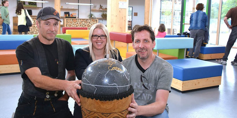 Eine Erde aus Stein, getragen von einem afrikanischen Musikinstrument. Ein weltoffenes Kunstwerk von Michael Flossbach (l.) ziert jetzt die Eingangshalle des gleichermaßen weltoffenen Naturerlebnisparks Panarbora. (Foto: Krempin) – Quelle: http://www.ksta