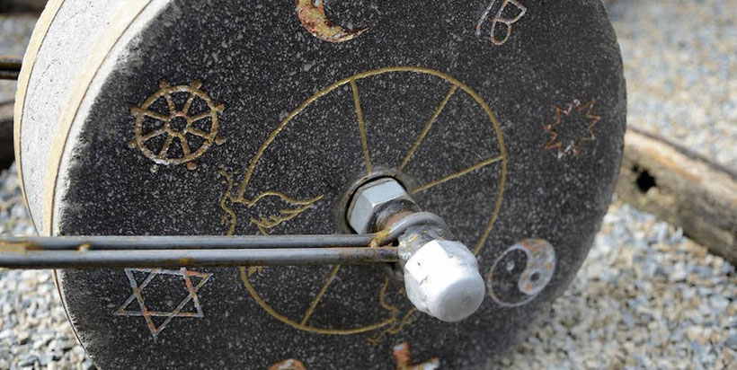 Symbole der großen Weltreligionen auf der einen Seite, auf der anderen Seite das Wort „Frieden“ in vielen verschiedenen Sprachen. Der „Stoning Roll“ von Michael Flossbach. Foto: Luhr