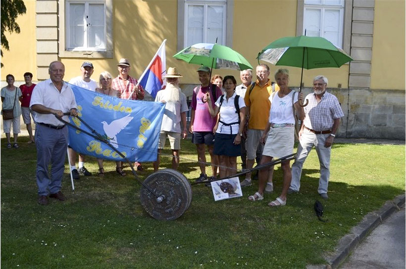 Fast 20 Menschen hatten sich am Schloss eingefunden, um den Friedensstein „Stoning Roll“ endlich wieder in Bewegung zu setzen und gen Berlin – erstes Zwischenziel Stadthagen – zu rollen. Foto: rc