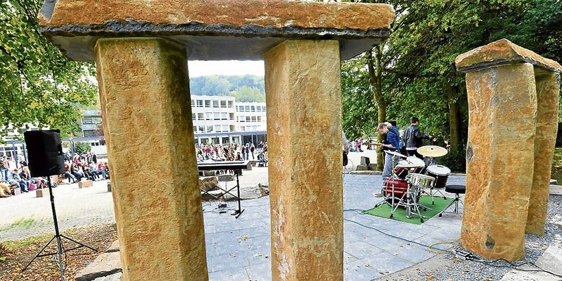 An Stonehenge erinnern die Steine auf dem Schulhof der Kürtener Gesamtschule. Foto:Christopher Arlinghaus