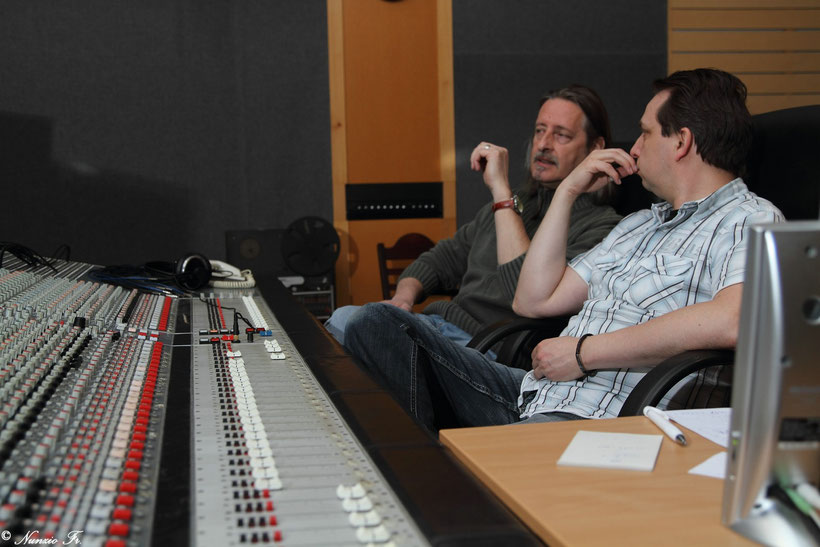 In gesprek met assistent Eric in de opnamestudio (Studio Crescendo, Genk). (foto: Nunzio Franchini)
