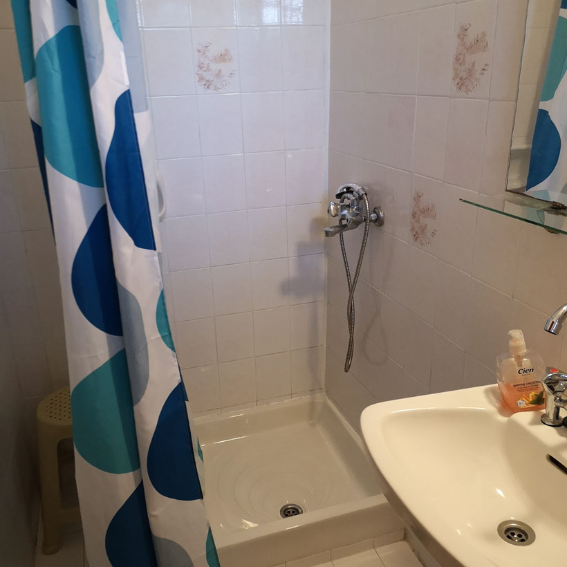 Badezimmer mit Dusche