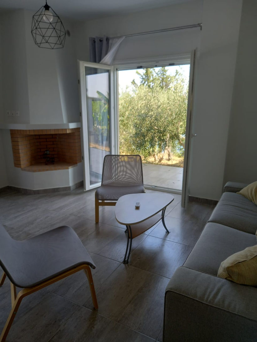 Wohnzimmer. Zugang zum Balkon mit Meerblick