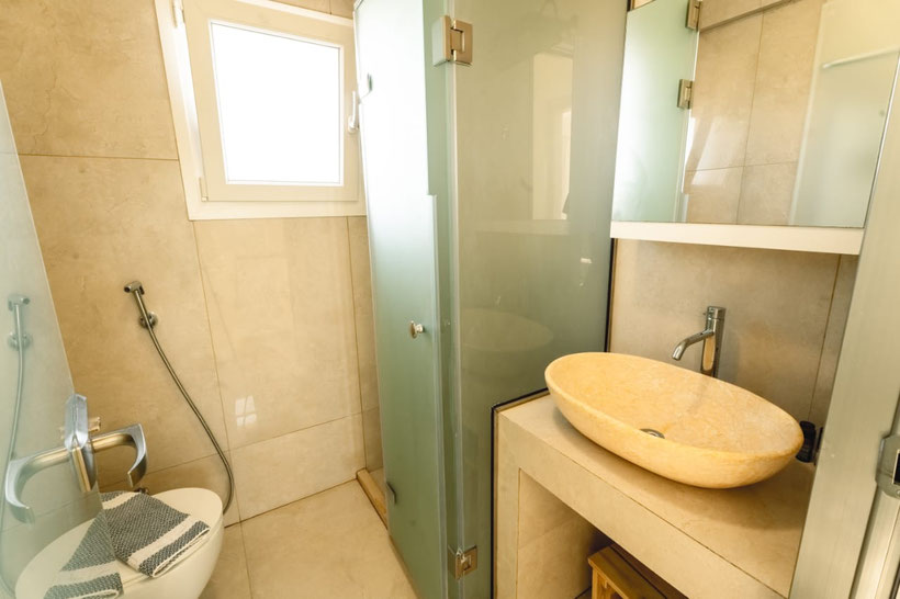 Bad mit Dusche und WC