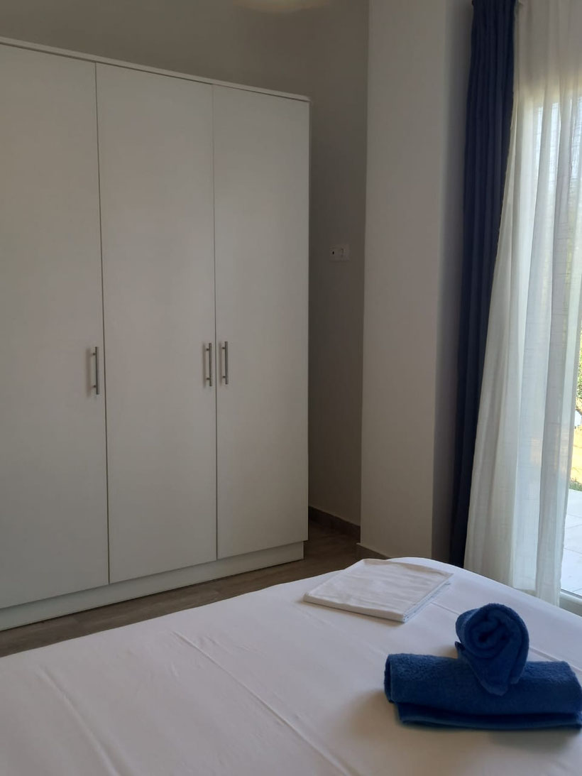 Schlafzimmer 1 mit Meerblick vom Balkon