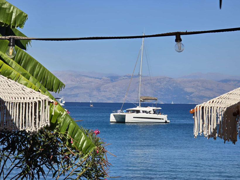 Blick vom ruhigen Strand