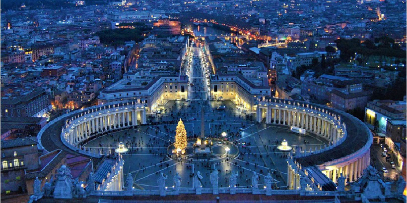 Aussicht von der Kuppel des Petersdoms auf den Petersplatz