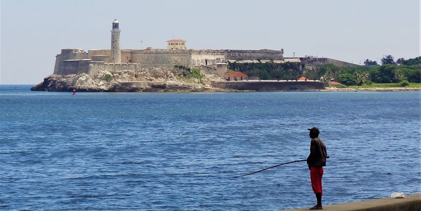 Aussicht vom Malecon auf die Festung Castillo de los Tres Reyes del Morro in Havanna, Kuba