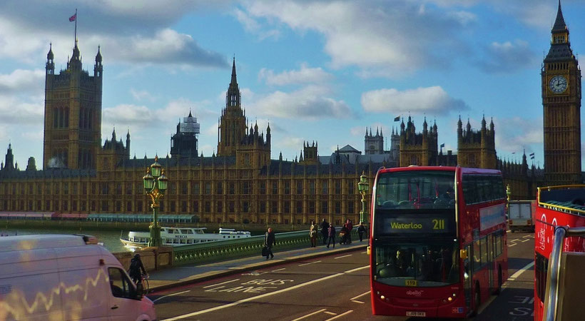 Money saving tips London: Take the city bus for a sightseeing tour