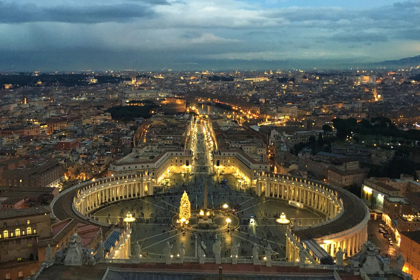 Fotoparade - die schönsten Fotos von Reisezielen in Europa - Ausblick von der Kuppel des Petersdoms auf den Petersplatz in Rom