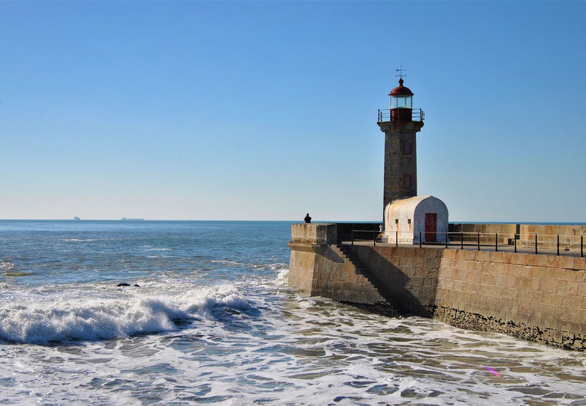 Fotoparade - die schönsten Fotos von Reisezielen in Europa - Leuchtturm in Portugal am Atlantik in der Nähe von Porto