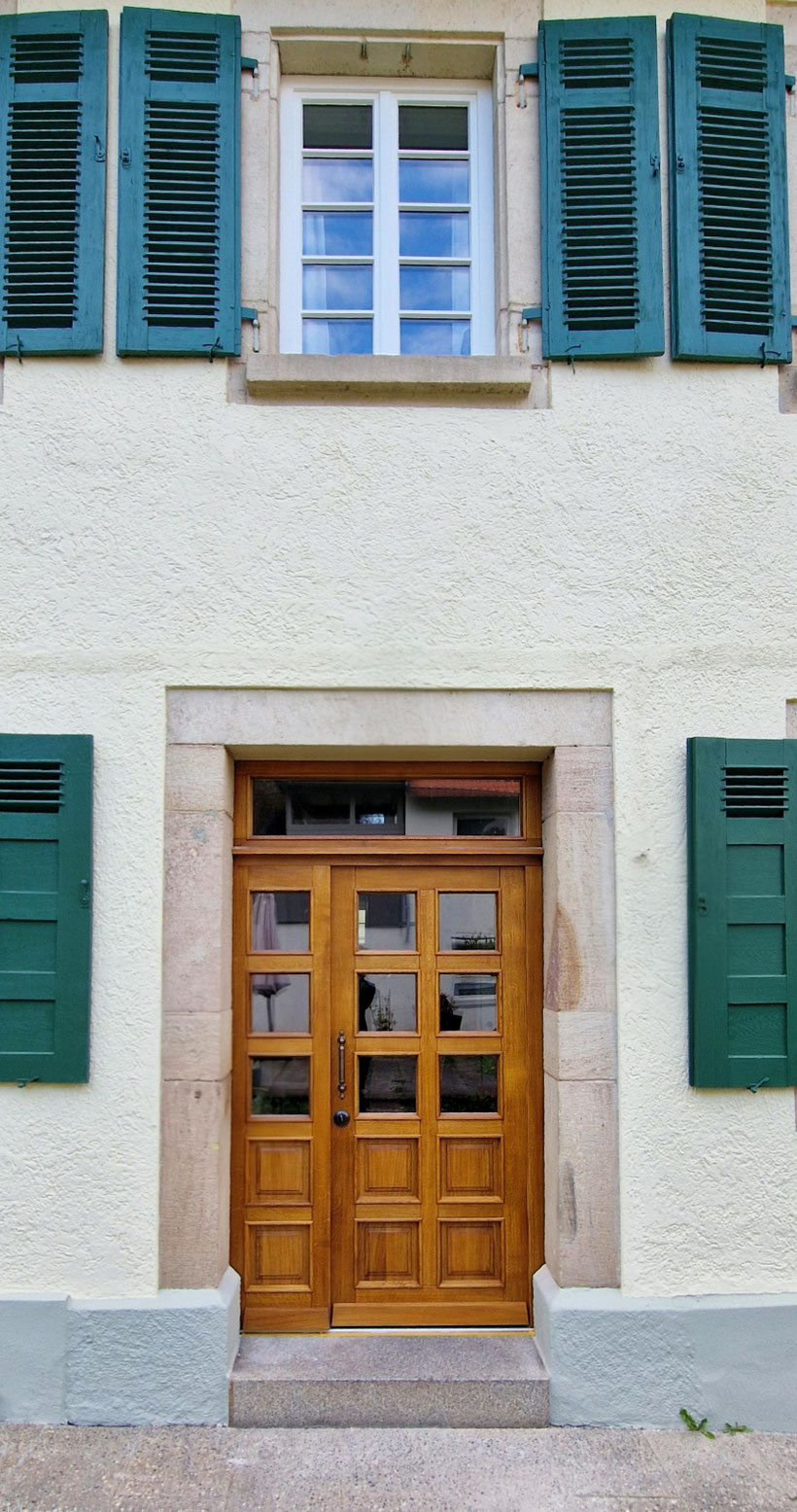 Hier wurde in einem unter Denkmalschutz stehenden Haus die nicht mehr zeitgemäße Hausttür gegen eine dem Baustil entspr. neue Tür aus Eichenholz getauscht.  